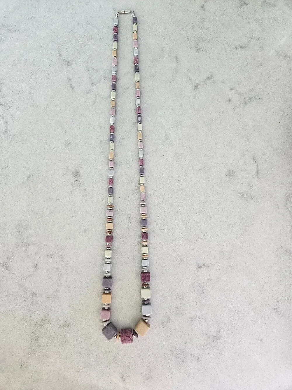 RARE & VINTAGE NECKLACE W/ CUBES & DISKS IN MUTED TONES OF ROSE, PLUM, TAN, GRAY